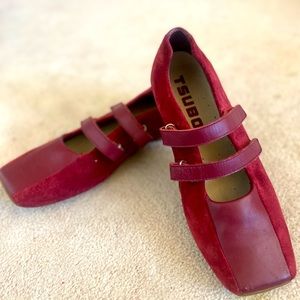 Vintage Tsubo red shoes with double Velcro closure. Suede and leather. Size 8